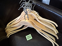 20 houten stevige originele esprit kledinghangers - afbeelding 2 van  3