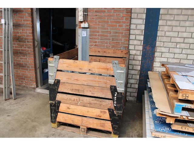 20 i-profielen met voet in palletbox. voet 20 x 20 cm. hoogte 60 cm. - afbeelding 1 van  3