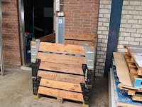 20 i-profielen met voet in palletbox. voet 20 x 20 cm. hoogte 60 cm. - afbeelding 1 van  3