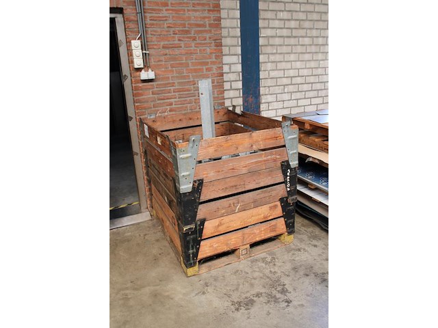 20 i-profielen met voet in palletbox. voet 20 x 20 cm. hoogte 60 cm. - afbeelding 2 van  3