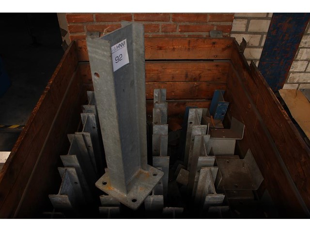 20 i-profielen met voet in palletbox. voet 20 x 20 cm. hoogte 60 cm. - afbeelding 3 van  3
