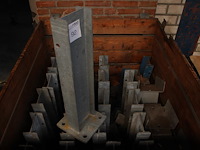 20 i-profielen met voet in palletbox. voet 20 x 20 cm. hoogte 60 cm. - afbeelding 3 van  3