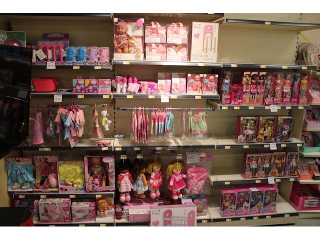 20 stuks baby rose producten, w.o. poppen, babyflesjes, babybedje, babypoppenkleding etc. in stelling. - afbeelding 1 van  4