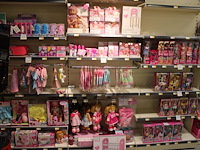 20 stuks baby rose producten, w.o. poppen, babyflesjes, babybedje, babypoppenkleding etc. in stelling. - afbeelding 1 van  4