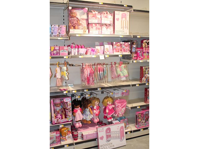 20 stuks baby rose producten, w.o. poppen, babyflesjes, babybedje, babypoppenkleding etc. in stelling. - afbeelding 2 van  4