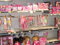 20 stuks baby rose producten, w.o. poppen, babyflesjes, babybedje, babypoppenkleding etc. in stelling. - afbeelding 2 van  4