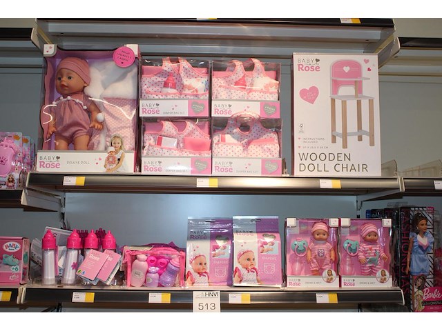 20 stuks baby rose producten, w.o. poppen, babyflesjes, babybedje, babypoppenkleding etc. in stelling. - afbeelding 3 van  4
