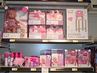 20 stuks baby rose producten, w.o. poppen, babyflesjes, babybedje, babypoppenkleding etc. in stelling. - afbeelding 3 van  4