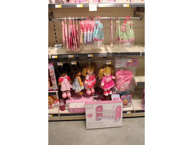 20 stuks baby rose producten, w.o. poppen, babyflesjes, babybedje, babypoppenkleding etc. in stelling. - afbeelding 4 van  4