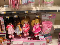 20 stuks baby rose producten, w.o. poppen, babyflesjes, babybedje, babypoppenkleding etc. in stelling. - afbeelding 4 van  4