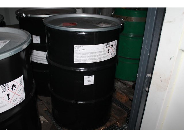 200 liter vat / drum primer fosfozink er ral7037. tht 12-2026. let op: kavel is onderdeel van combinatiekav... onderdeel van combinatiekavel combinatie van 3 drums verf duocoat en 2 drums primer fosfozink er ral7037. kavels u031 t/m u035 - afbeelding 1 van  3