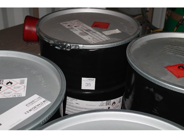 200 liter vat / drum primer fosfozink er ral7037. tht 12-2026. let op: kavel is onderdeel van combinatiekav... onderdeel van combinatiekavel combinatie van 3 drums verf duocoat en 2 drums primer fosfozink er ral7037. kavels u031 t/m u035 - afbeelding 1 van  3