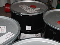 200 liter vat / drum primer fosfozink er ral7037. tht 12-2026. let op: kavel is onderdeel van combinatiekav... onderdeel van combinatiekavel combinatie van 3 drums verf duocoat en 2 drums primer fosfozink er ral7037. kavels u031 t/m u035 - afbeelding 1 van  3