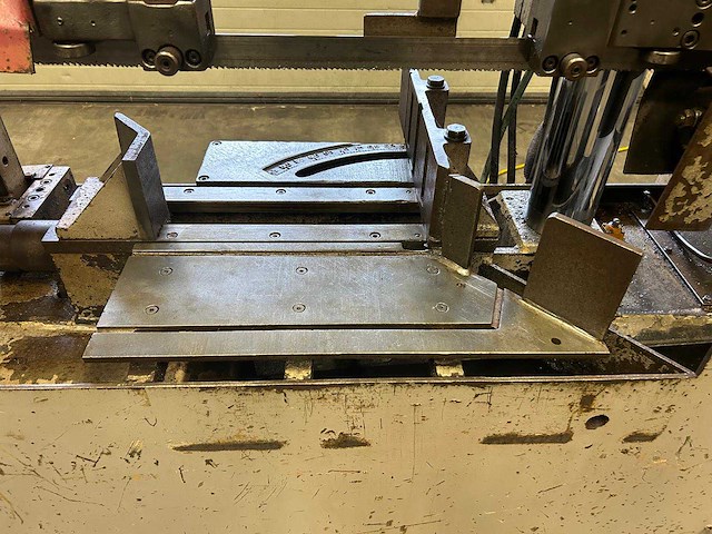 2000 behringer hbp 220 metaal horizontale bandzaagmachine - afbeelding 7 van  10