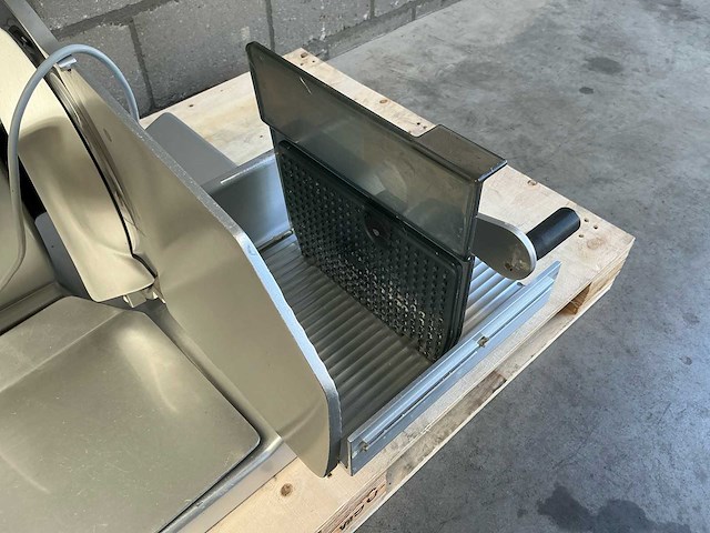 2000 bizerba vs 12 verticale vleessnijmachine met messenslijpapparaat - afbeelding 2 van  10