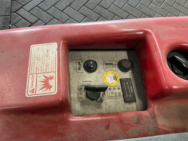 2000 eureka zelfrijdende veegmachine - afbeelding 4 van  22