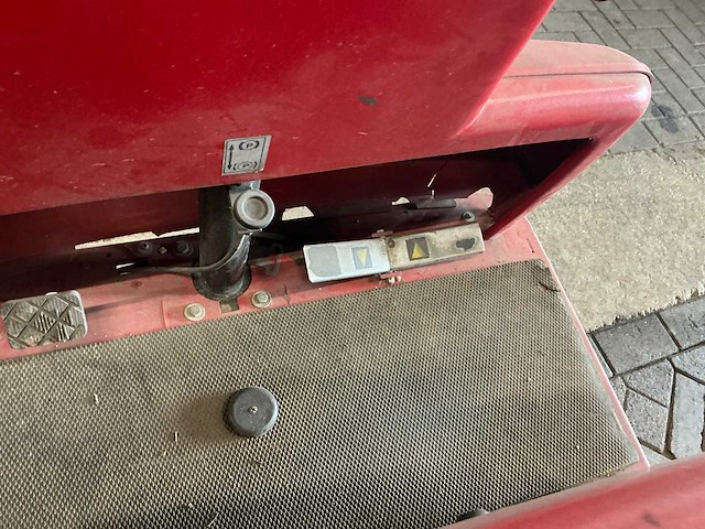 2000 eureka zelfrijdende veegmachine - afbeelding 6 van  22