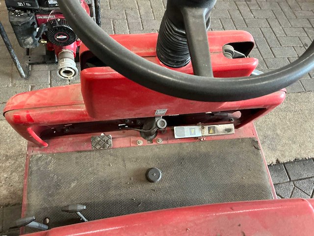 2000 eureka zelfrijdende veegmachine - afbeelding 7 van  22