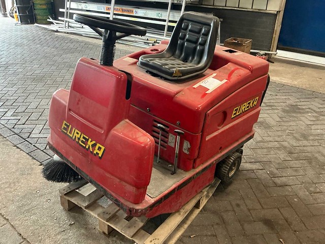 2000 eureka zelfrijdende veegmachine - afbeelding 1 van  22