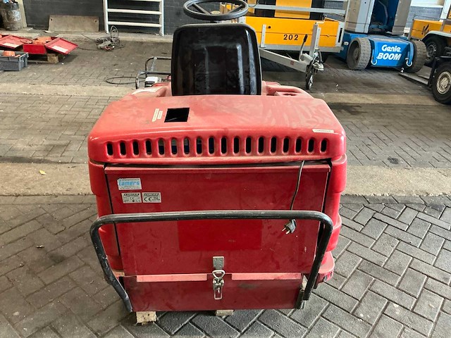 2000 eureka zelfrijdende veegmachine - afbeelding 18 van  22