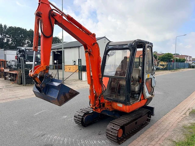 2000 hitachi ex22 minigraver – 2.200 kg – zwenkgiek - afbeelding 1 van  11