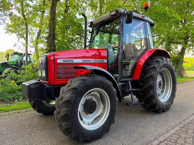 2000 massey ferguson 4225 vierwielaangedreven landbouwtractor - afbeelding 1 van  12