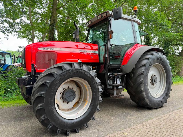 2000 massey ferguson 8240 vierwielaangedreven landbouwtractor - afbeelding 1 van  11