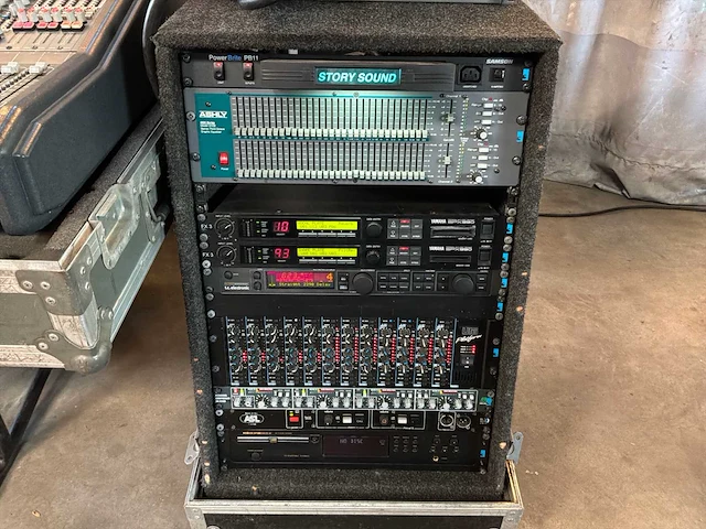 2000 midas xl3 analoge mengtafel met fx rack - afbeelding 10 van  23