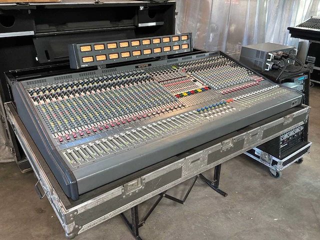 2000 midas xl3 analoge mengtafel met fx rack - afbeelding 12 van  23