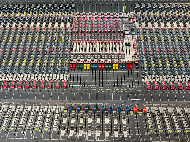 2000 midas xl3 analoge mengtafel met fx rack - afbeelding 19 van  23
