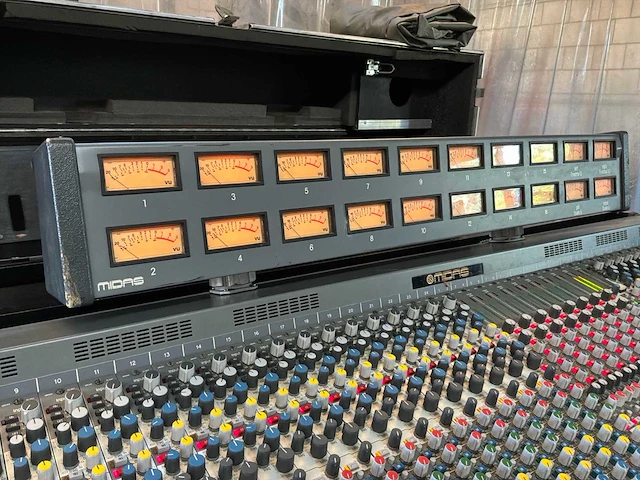 2000 midas xl3 analoge mengtafel met fx rack - afbeelding 21 van  23