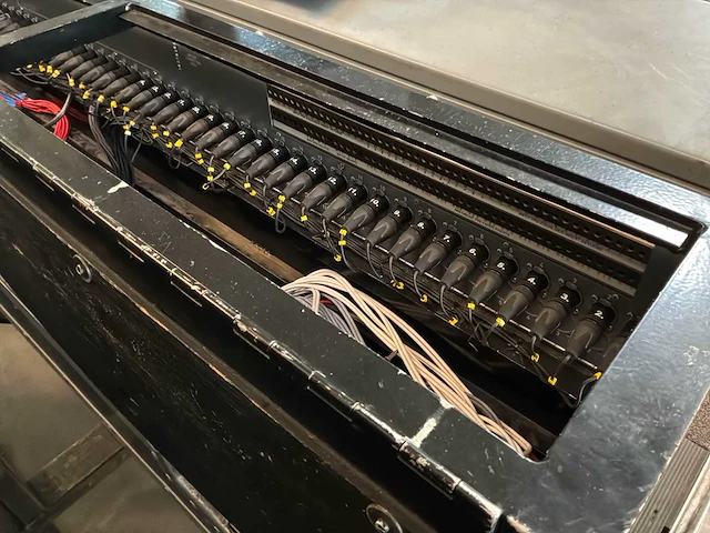 2000 midas xl3 analoge mengtafel met fx rack - afbeelding 6 van  23