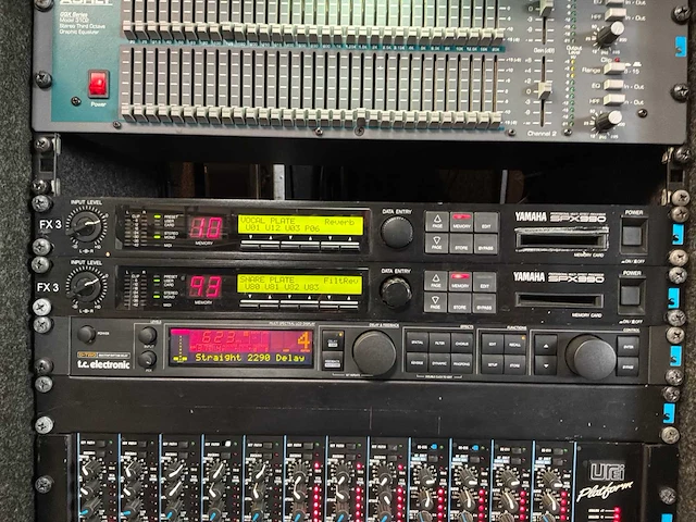 2000 midas xl3 analoge mengtafel met fx rack - afbeelding 17 van  23