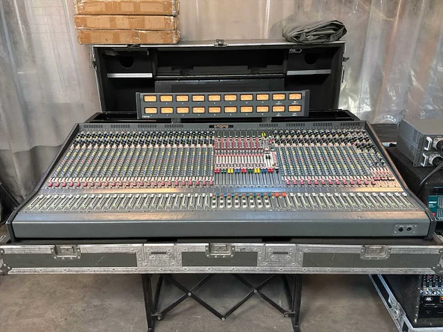 2000 midas xl3 analoge mengtafel met fx rack - afbeelding 21 van  23