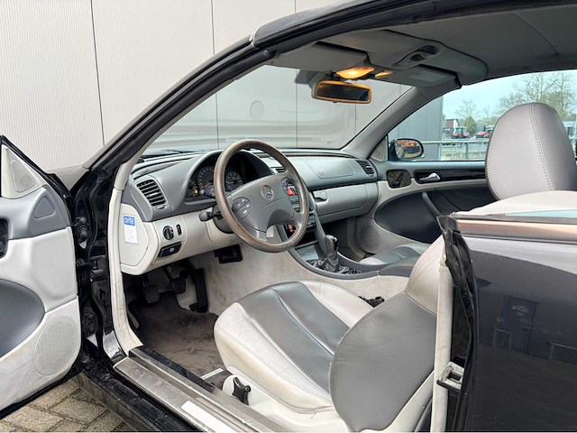 2001 - mercedes-benz - clk-klasse cabrio 200k avantgarde - personenauto - afbeelding 12 van  12