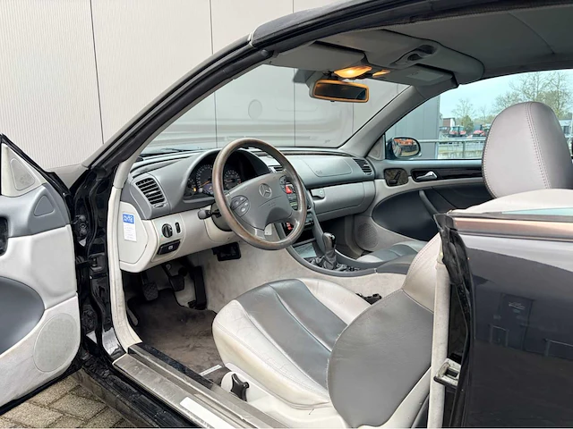 2001 - mercedes-benz - clk-klasse cabrio 200k avantgarde - personenauto - afbeelding 15 van  16