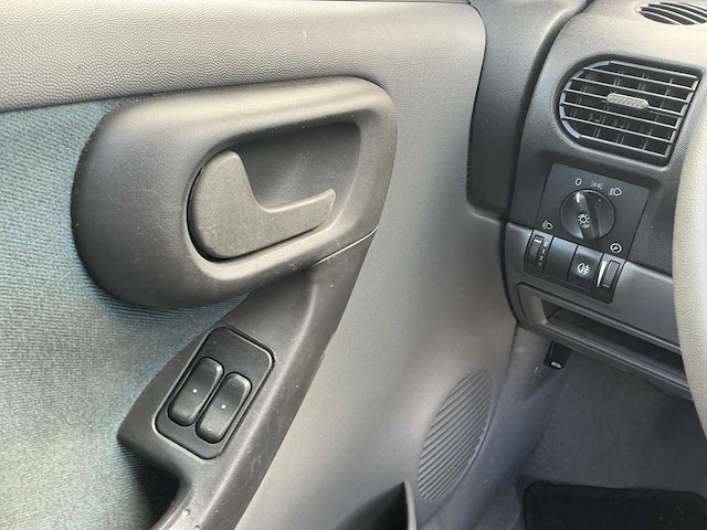 2001 - opel - corsa - 1.2-16v comfort - personenauto - afbeelding 2 van  6