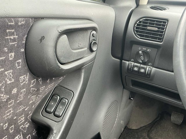 2001 - opel - corsa - 1.2-16v elegance - personenauto - afbeelding 3 van  13
