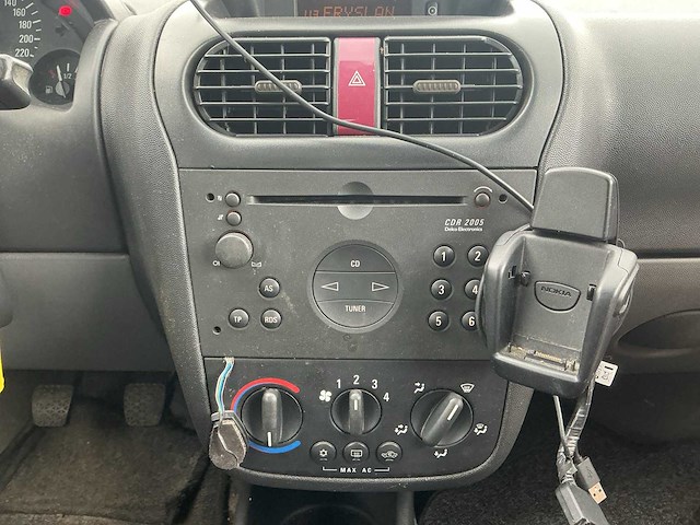 2001 - opel - corsa - 1.2-16v elegance - personenauto - afbeelding 12 van  13