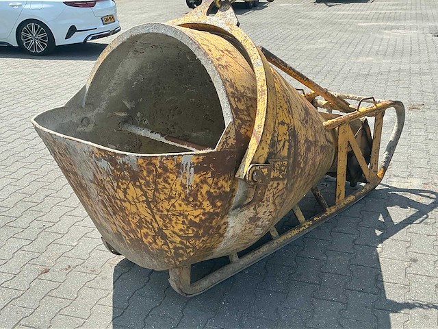 2001 beco 750lr betonkubel - afbeelding 1 van  5