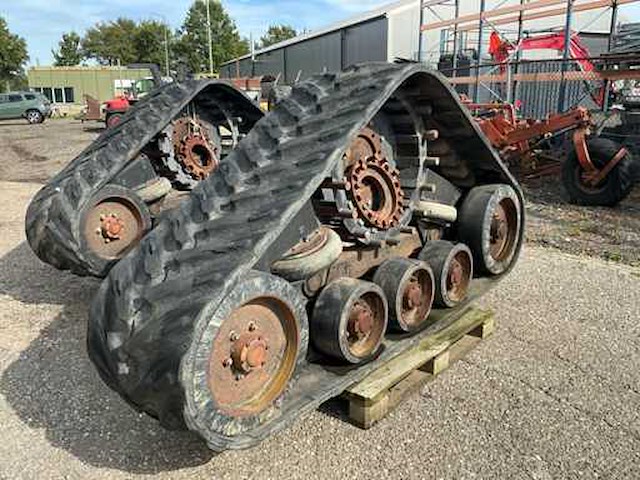 2001 grecav rups banden voor de 1985 new holland tf44 combain - afbeelding 10 van  19