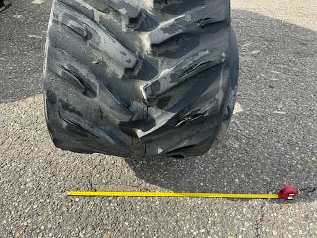 2001 grecav rups banden voor de 1985 new holland tf44 combain - afbeelding 7 van  14