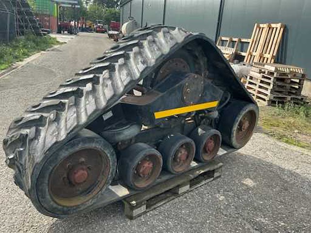 2001 grecav rups banden voor de 1985 new holland tf44 combain - afbeelding 9 van  14