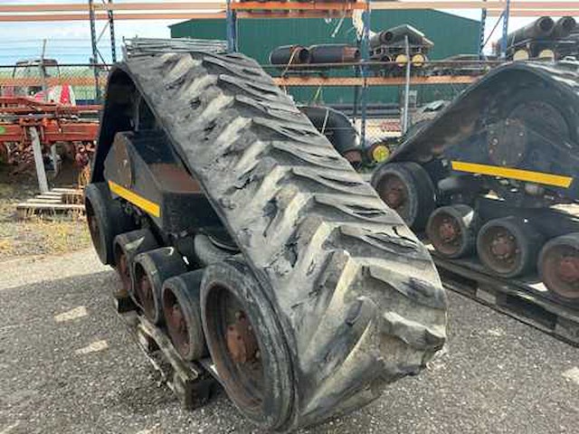 2001 grecav rups banden voor de 1985 new holland tf44 combain - afbeelding 13 van  14