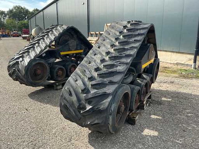 2001 grecav rups banden voor de 1985 new holland tf44 combain - afbeelding 4 van  14