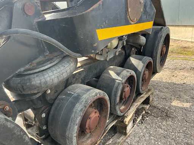 2001 grecav rups banden voor de 1985 new holland tf44 combain - afbeelding 6 van  14