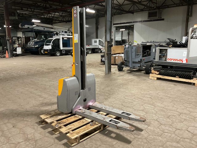 2001 jungheinrich emc stapelaar - afbeelding 1 van  6