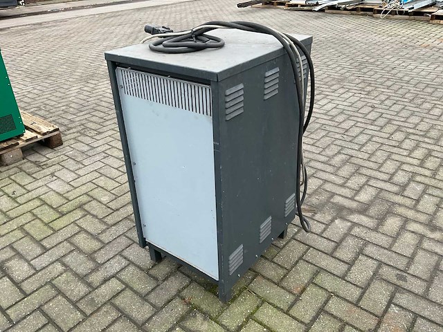 2001 lever tcp2s 24/240 acculader - afbeelding 3 van  8