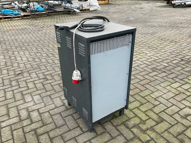 2001 lever tcp2s 24/240 acculader - afbeelding 4 van  8