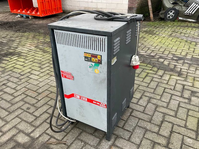 2001 lever tcp2s 24/240 acculader - afbeelding 1 van  8